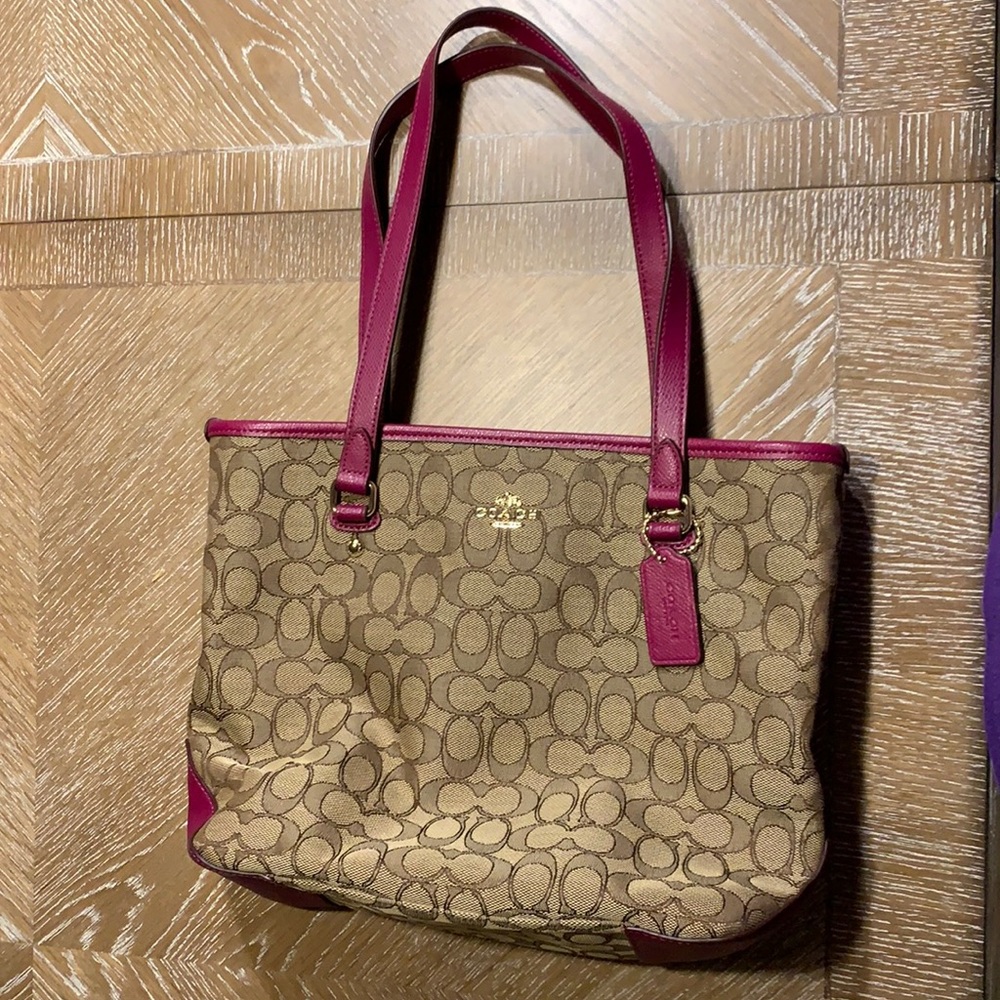 ⭐️NWT- Coach Purse with Magenta Trim